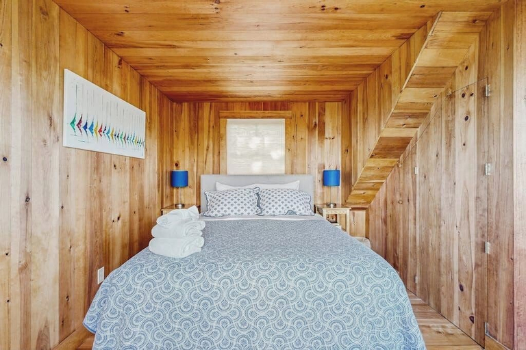 Room 3, Waterfront Paradise With Dock, Big Yard, Sundeck & Epic Bay Views Dog-friendly, Lincoln