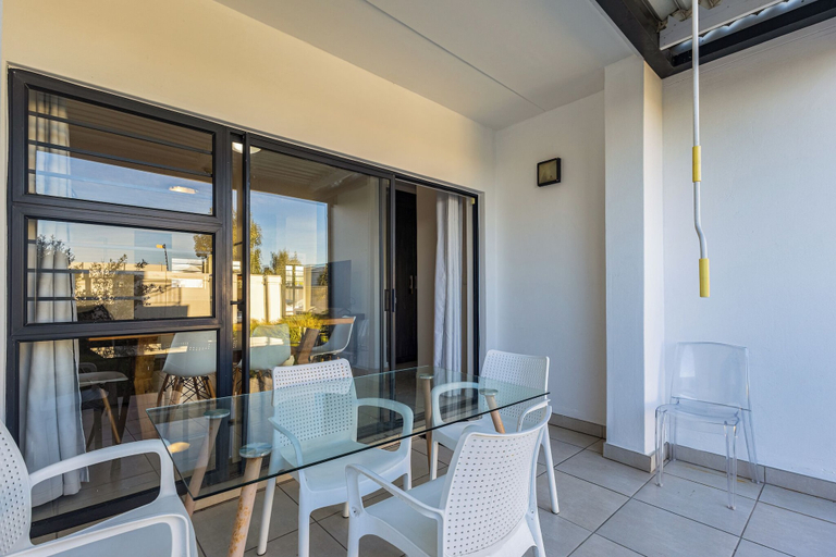 Outdoor dining 2, Modern 3-Bed Garden Pool Gym by CTHA, City of Cape Town