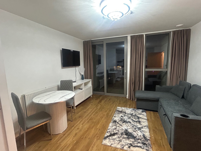 Living area 4, Central 1-bed Apt for 4 Near Transport & Shops, London