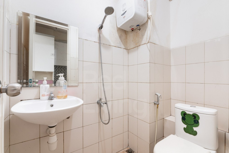 Bathroom 3, RedLiving Apartemen Riverview Residence - UV Rooms Tower Mahakam with Netflix, Cikarang