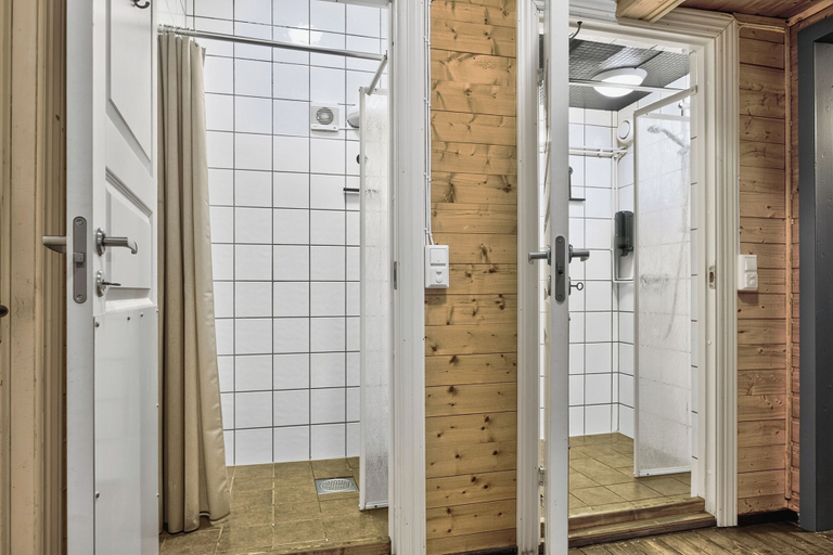 Shared bathroom 5, Astra Whale - Waterfront Boutique Hostel in Lofoten, Vågan