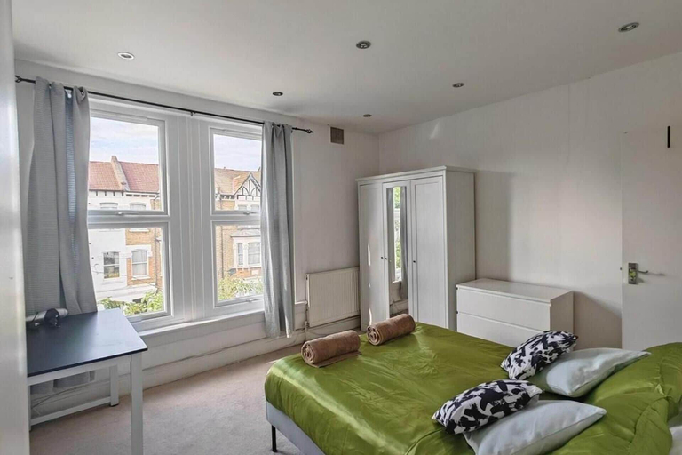 Room 2, Spacious Apartment Sleeps 7 Near Central London, London