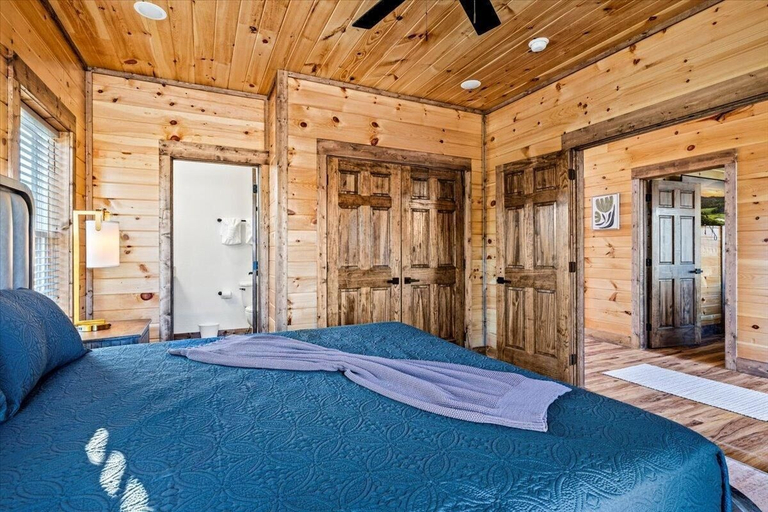 Room 4, Annamalai, Sevier