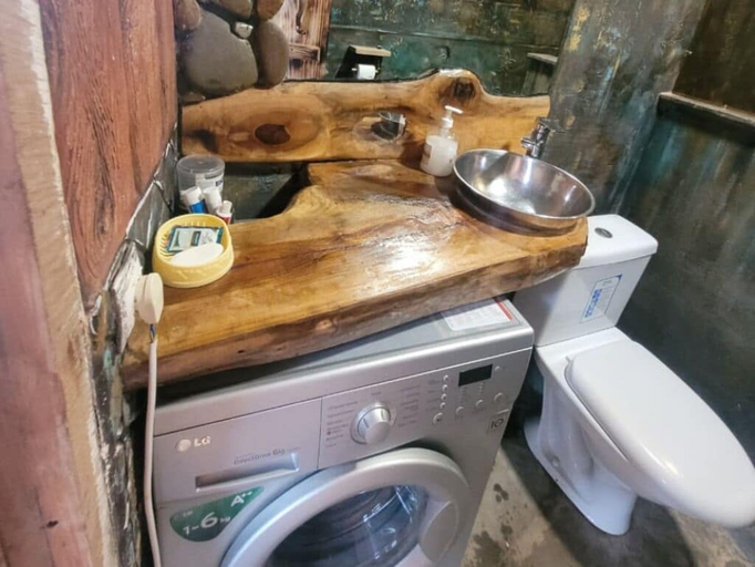 Bathroom 5, Hors Home