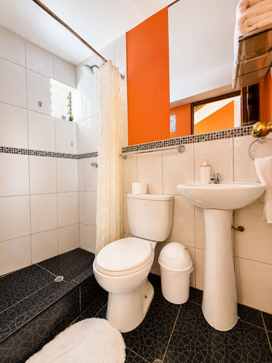 Bathroom 3, Sara Garden Lodge, Urubamba