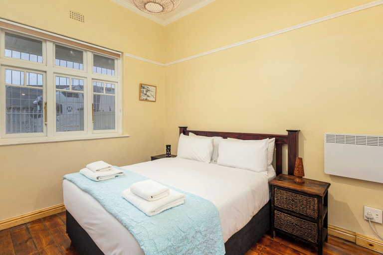 Room 5, Modern 3-Bed Home with a Braai by CTHA, City of Cape Town
