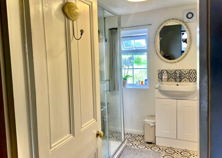 Bathroom 3, 18th Century With Stunning Views in Snitterfield, Warwickshire