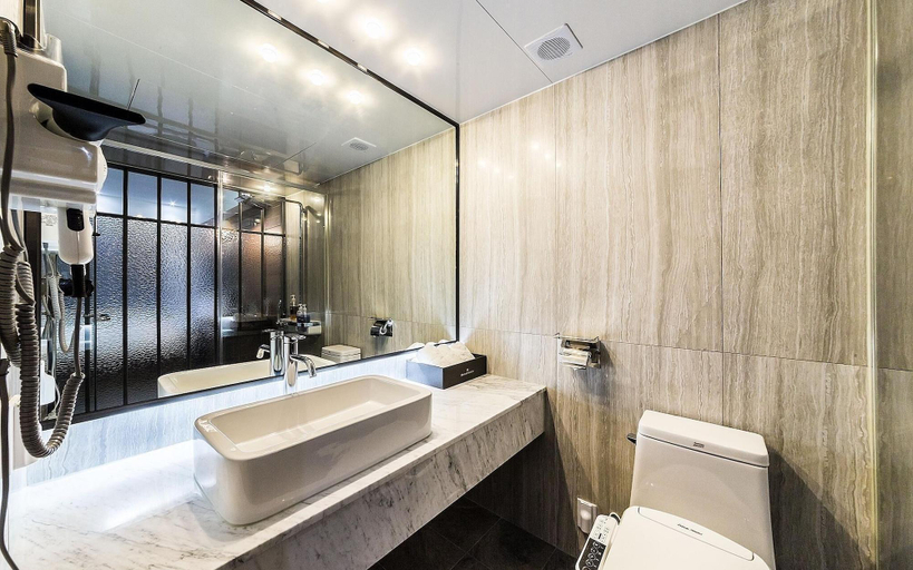 Bathroom 4, Nonhyeon Waltz, Gangnam