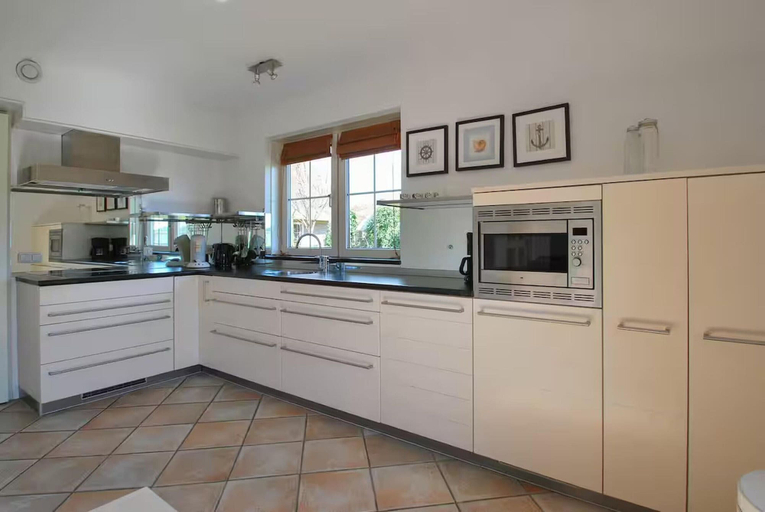 Private kitchen 3, Luxury Beach Villa in Makkum With Sauna, Wûnseradiel