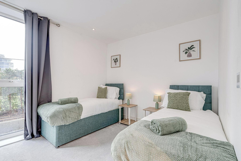 Room 5, Battersea 2-bed Apt, Sleeps 4 With Wifi, London