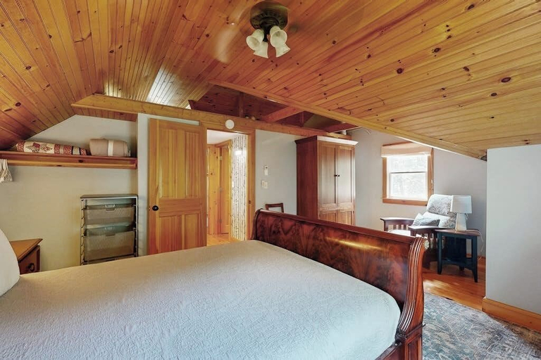 Room 5, Sunny, Lakefront Home on South Pond With Private Dock, Great Deck & Firepit, Knox