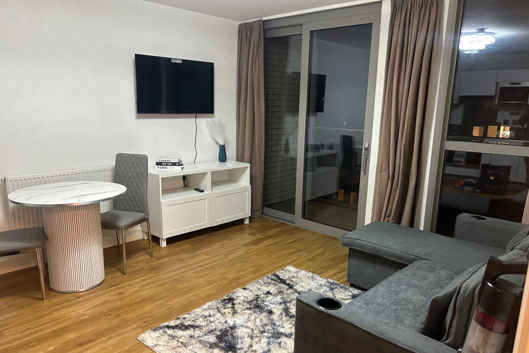 Living area 2, Central 1-bed Apt for 4 Near Transport & Shops, London
