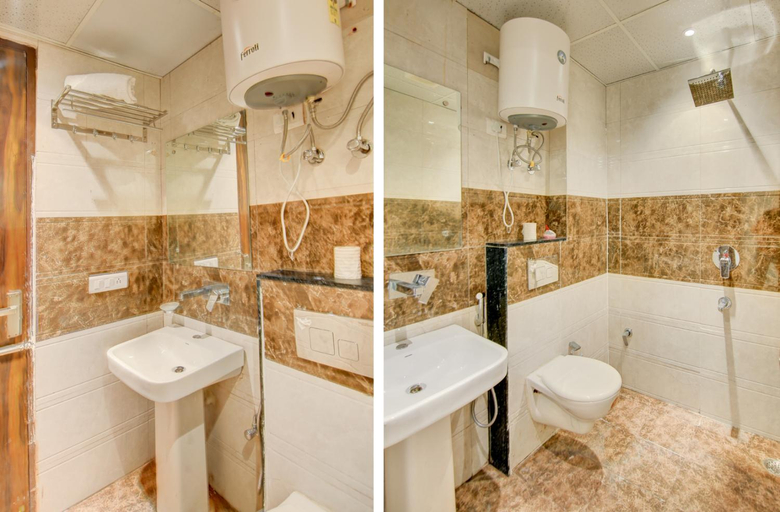Bathroom 4, Hotel The RTS Plaza, Delhi