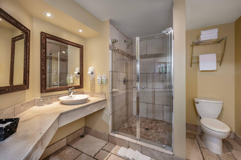 Bathroom 4, Hotel Brossard, an Ascend Collection Hotel, Champlain