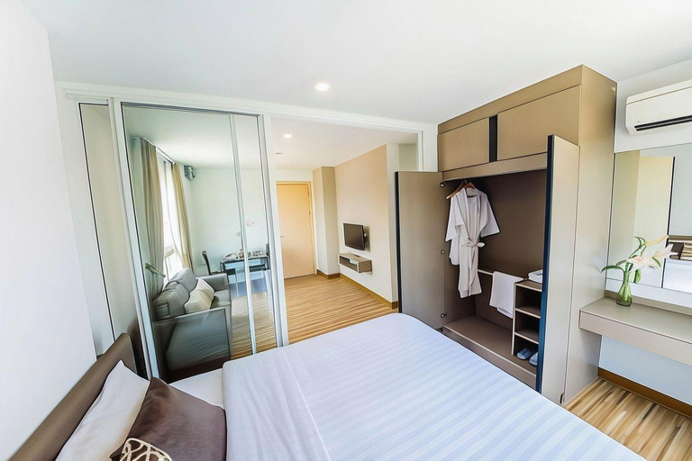 Bedroom 4, The Violin Sriracha, Si Racha