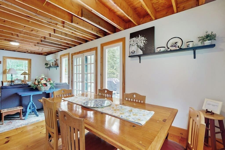 Room 2, Sunny, Lakefront Home on South Pond With Private Dock, Great Deck & Firepit, Knox