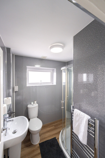 Bathroom 4, The Bitterne Park Hotel, Southampton