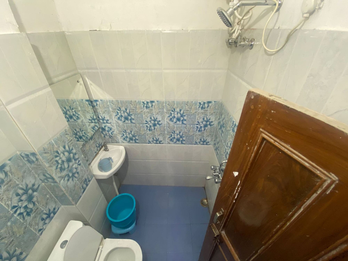 Bathroom 5, Hotel Uday Raj & Restaurant, Garhwal