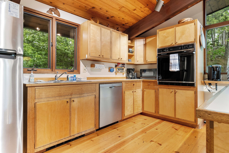 Private kitchen 3, Beautiful Hidden Waterfront Retreat With Rocky Beach, Lincoln