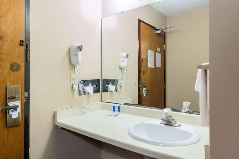 Bathroom, Red Wing Inn and Suite, Goodhue