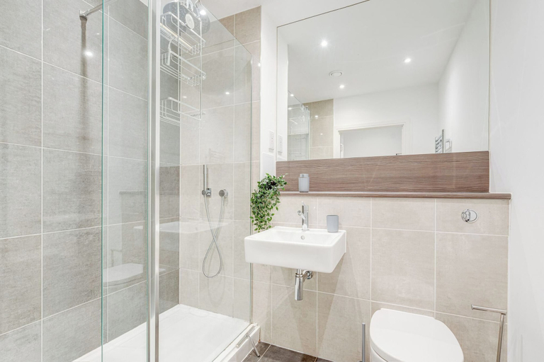 Bathroom 3, Battersea 2-bed Apt, Sleeps 4 With Wifi, London