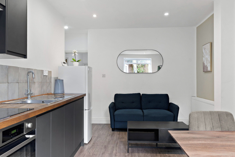 Private kitchen 5, Cosy 2 Bed-5 Guests-garden-parking&wifi, London