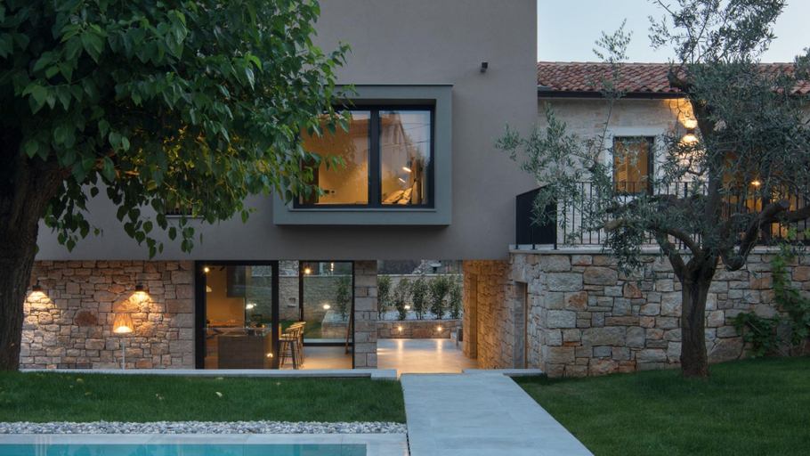 Exterior & Views