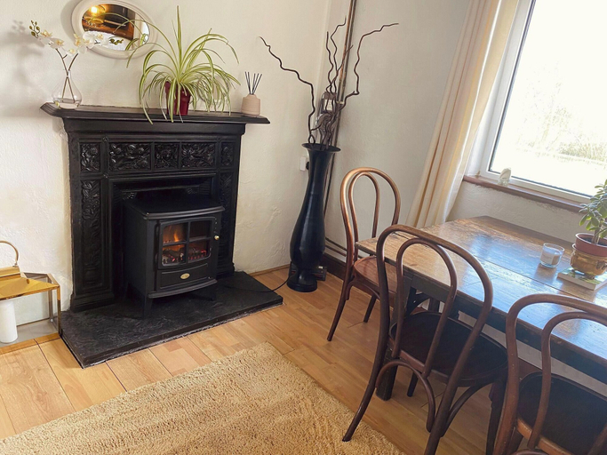 Dining, Near Coast - Garden - Parking - Sleeps 4