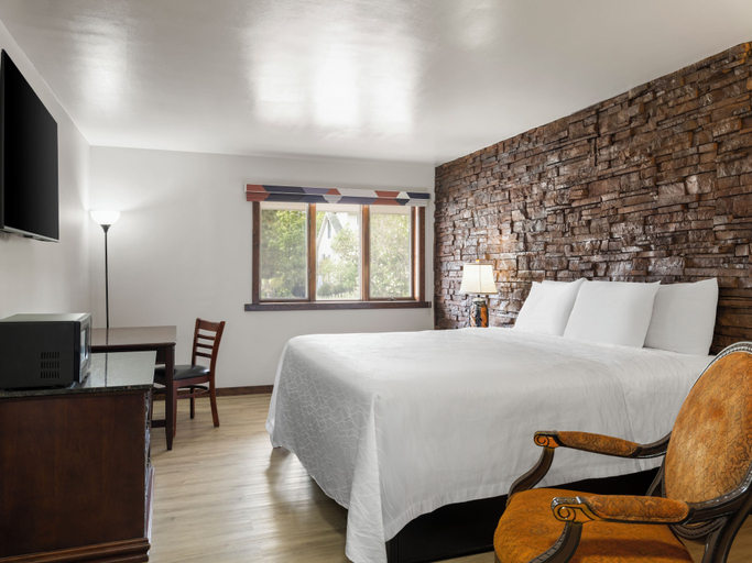 Bedroom 2, Avalon Hotel & Conference Center, Chippewa