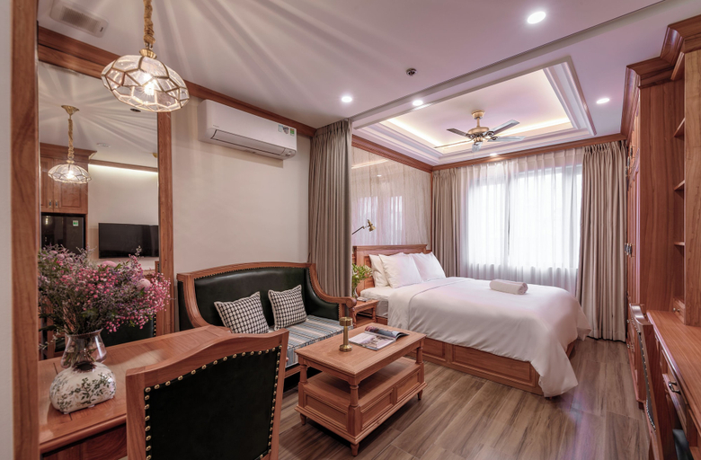 Room 2, Woody House Premier, District 3