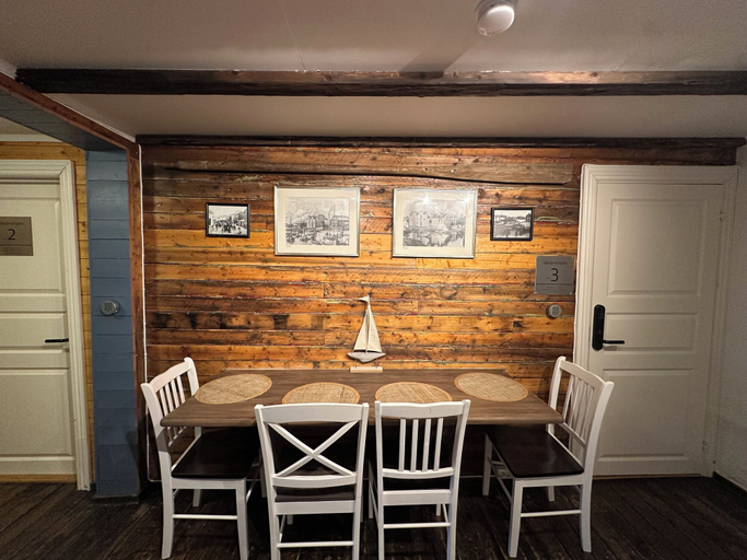 Dining room, Astra Whale - Waterfront Boutique Hostel in Lofoten, Vågan
