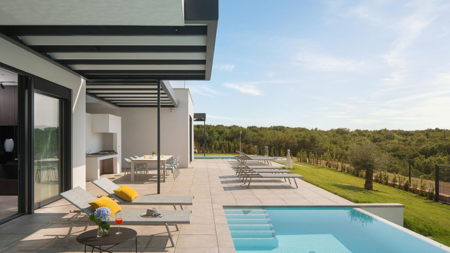 Sport & Beauty, Modern Villa Noble with outdoor and indoor pool, Bale