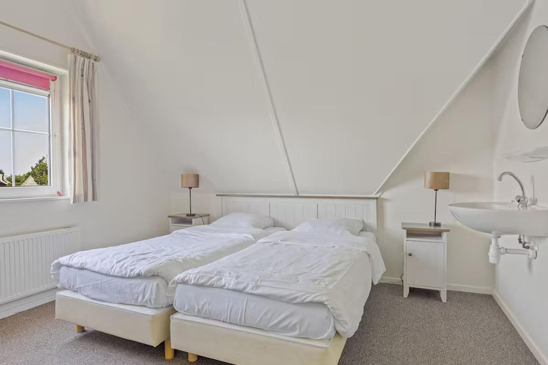 Room 2, Luxury Beach Villa in Makkum With Sauna, Wûnseradiel