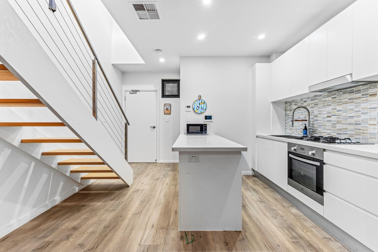 Private kitchen 2, Hoffy's Place - one bedroom with AC, Sydney