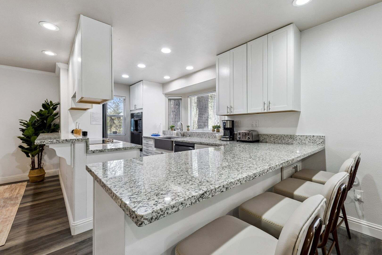Private kitchen 4, 2543 Knox Avenue 3 Bedroom Cabin, El Dorado