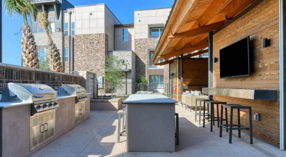 Exterior 4, Landing Stunning 1BD in Far West Side, Bexar