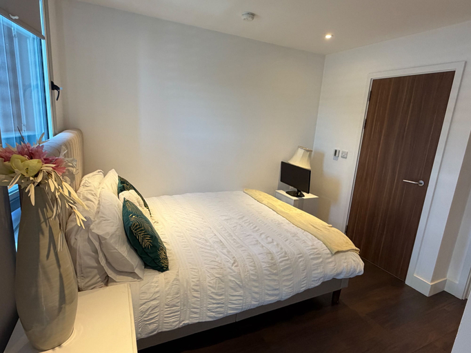 Room 3, Cosy Colliers Wood Apartment With 2 Bedrooms, London