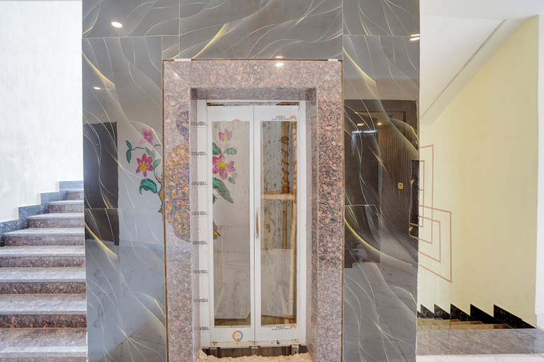 Elevator 4, Fabhotel Crystal Zee, Kanpur Nagar
