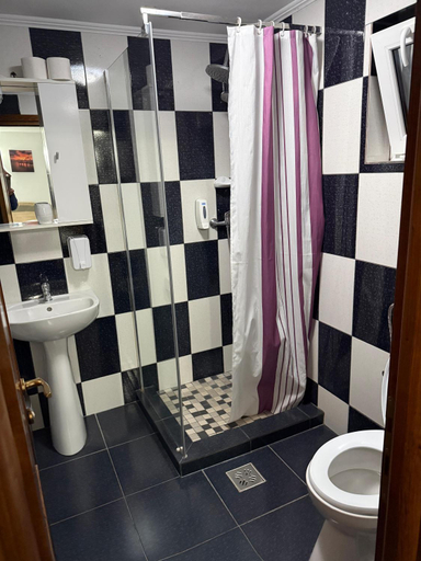 Bathroom 3, La Mateo, Calimanesti