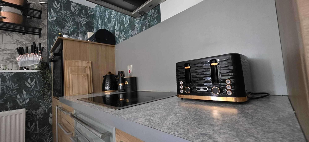 Private kitchen 4, Pet Friendly 2-bed Apt, Sleeps 3 With Parking, Doncaster