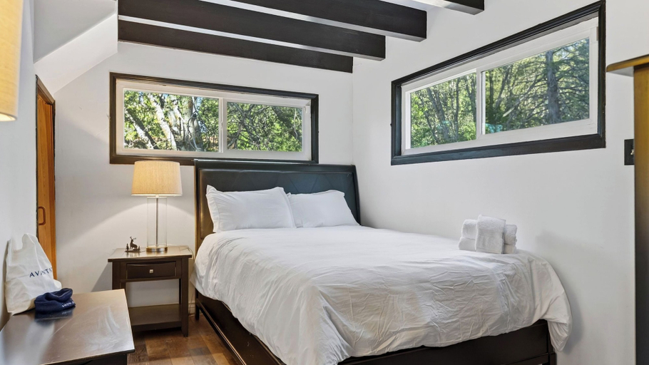 Interior 4, Emerald Overlook by Avantstay Hot Tub + Fire Pit + BBQ Deck Lake + Mtn Views, San Bernardino
