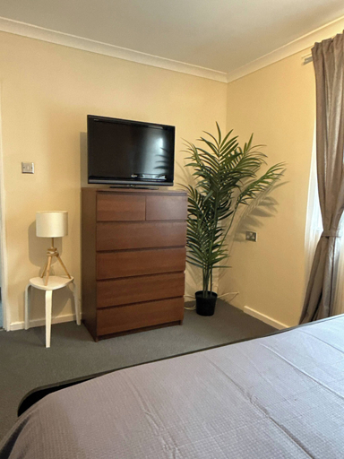 Room amenity 5, Bright 3-bed House · 6 Min to Elizabeth Line, London