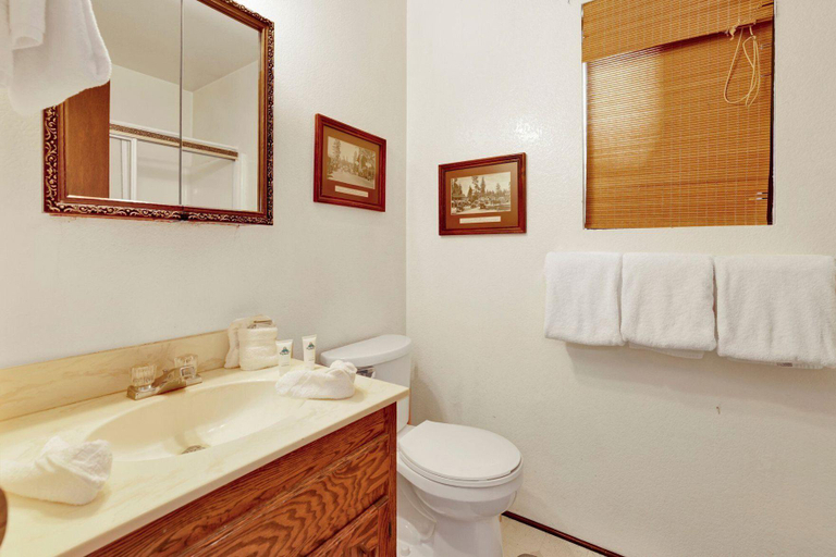 Bathroom, Bearadise Cottage #2275, San Bernardino