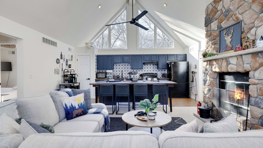 Primary image, Peak & Pine by Avantstay Hot Tub + Fire Pit Mins to Ski + Lake Harmony, Carbon