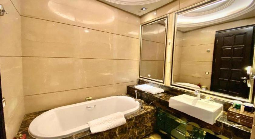 Bathroom 4, Chateau Star River Taiyuan, Taiyuan