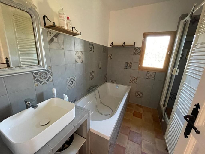 Bathroom 5, Mas Chamsomat, Vaucluse