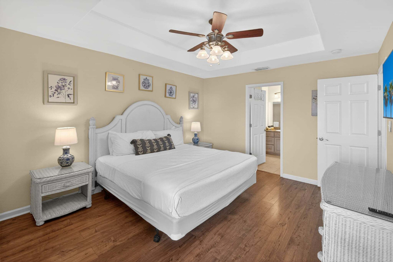 Room 3, Coastal Charm With Pond Views and Sunset Balconies!, Nueces