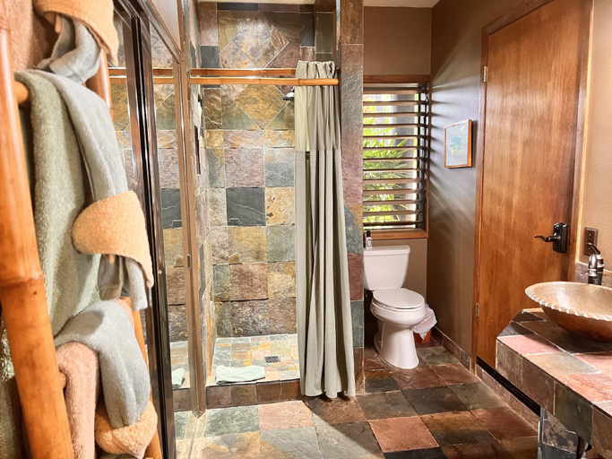 Bathroom, Papaya Suite, Maui