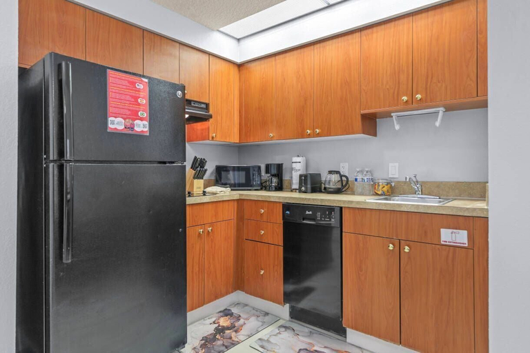 Private kitchen, 2BR Suite Near Universal w/ Pool & Gym, Orange