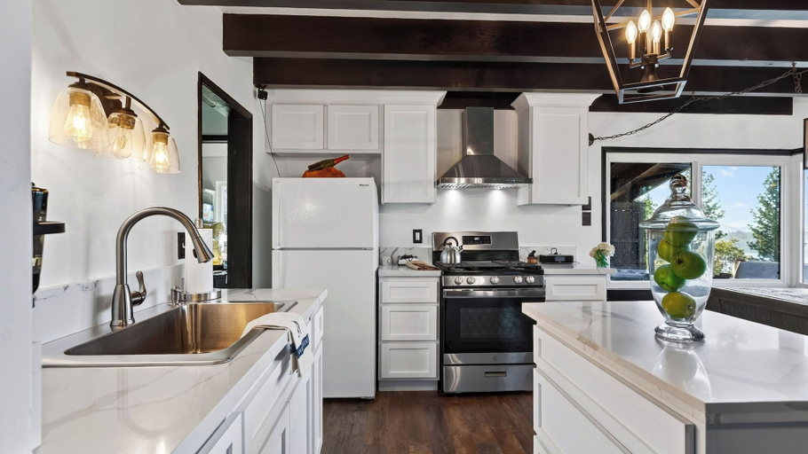 Interior 5, Emerald Overlook by Avantstay Hot Tub + Fire Pit + BBQ Deck Lake + Mtn Views, San Bernardino